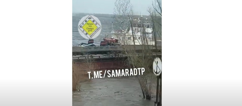 В Самарской области баржа оказалась в неожиданн...