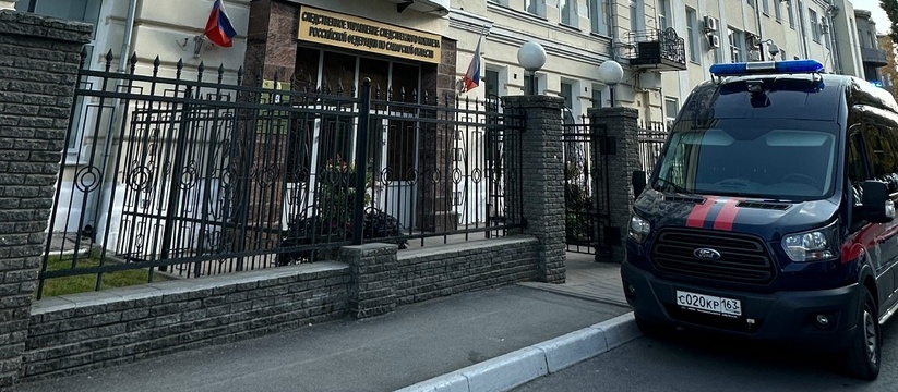 Двое мужчин блокировали автобус и вели себя агр...