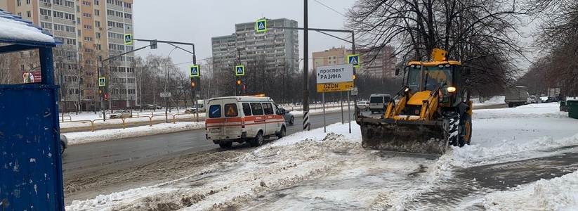 В Тольятти 40 спецмашин устраняют последствия ночного снегопада