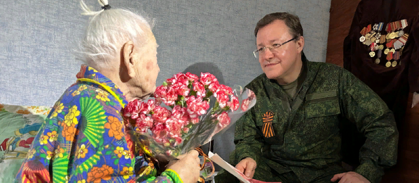 Дмитрий Азаров на Донбассе поздравил ветерана ВОВ с наступающим Днем Победы Дмитрий Азаров на Донбассе поздравил ветерана В...