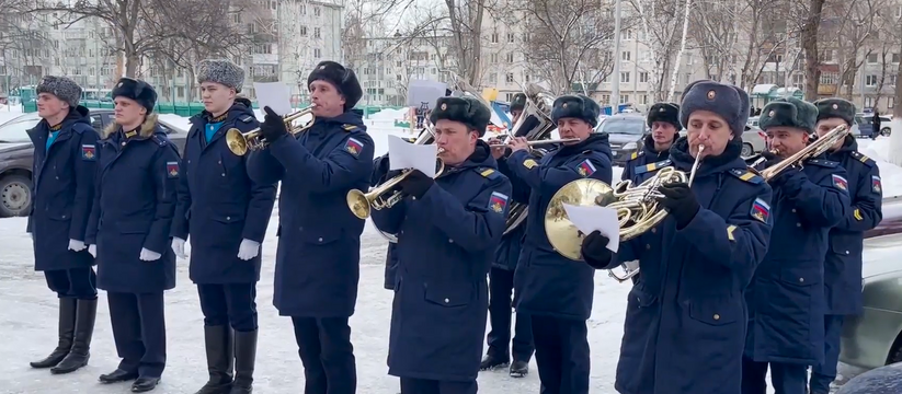 В Тольятти военнослужащие ЦВО поздравили ветерана ВОВ