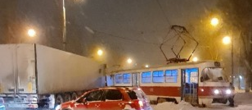 В Самаре грузовик влетел в трамвай, пострадали люди