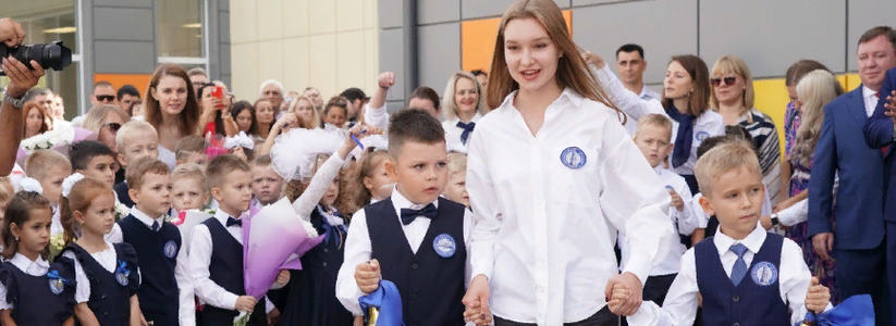 Дмитрий Азаров поздравил школьников с началом учебного года в новой школе