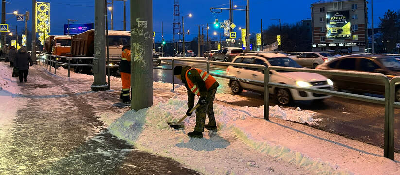 Сильный снегопад: самарские дорожники израсходовали 3500 тонн реагента за сутки На трассах области работает более 800 единиц сп...