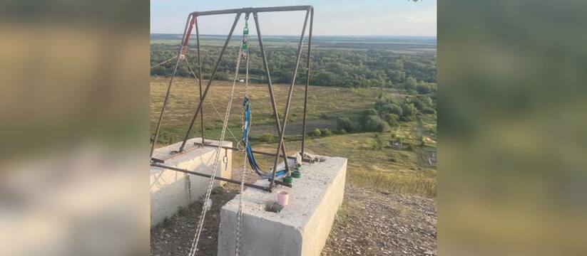 Из-за обрыва троса произошло падение людей с бо...