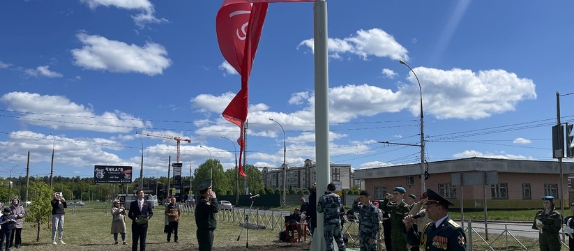 В Тольятти 7 мая установили копию Знамени Победы