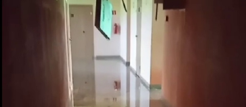 Залило целый этаж: В Самарской области затопило и обесточило школу