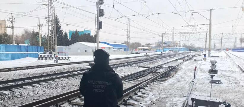 Не успел отпрыгнуть: В Самаркой области поезд насмерть сбил мужчину, который шел в опасной зоне В Самаркой области поезд насмерть сбил мужчину,...
