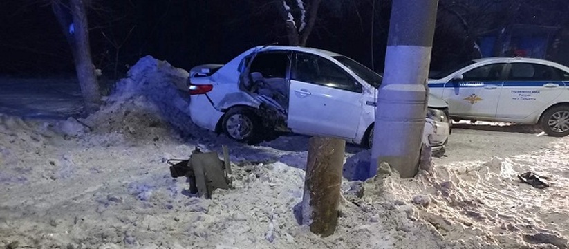 В Тольятти водитель нарушил ПДД, протаранил столб и попал в больницу