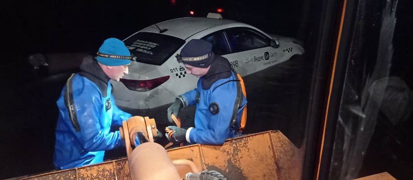 Оказались заперты в ловушке: В Самарской области такси с людьми смыло в реку