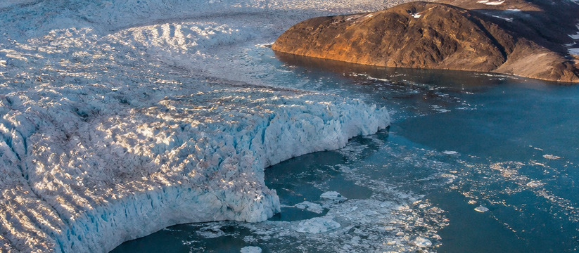 Ученые назвали скорость таяния льдов причиной для беспокойства Aerial view of melting glaciers in the Arctic, ...