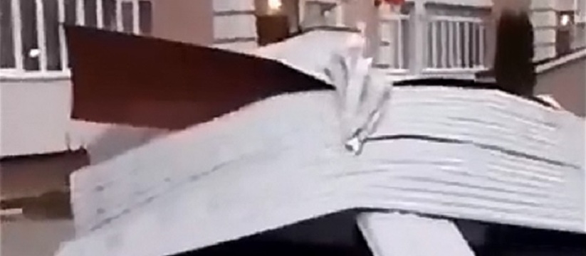 Сорвало даже крышу: В Самарской области от ураганного ветра пострадала кровля жилого дома В Самарской области от ураганного ветра пострад...
