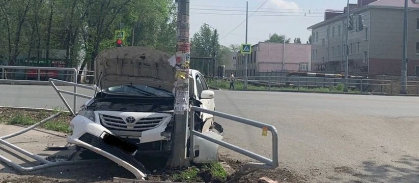 Кусок ограждения отлетел прямо в женщину: В Самарской области произошло серьезное ДТП Кусок ограждения отлетел прямо в женщину