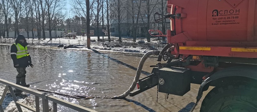 На затопленных улицах Тольятти ограничивают движение транспорта