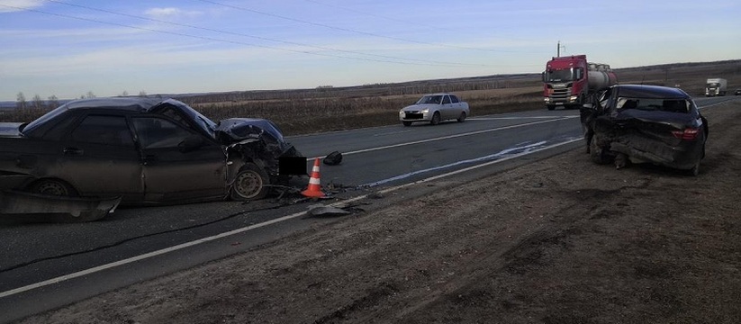 Разлетелся по дороге: В Самарской области произошла авария с грузовиком В Самарской области произошла авария с грузовиком