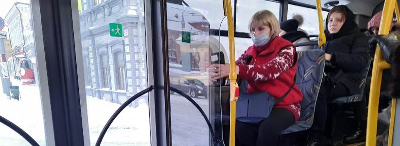 В Тольятти мужчина пнул и ударил женщину по лицу за разговор по телефону в 96 автобусе
