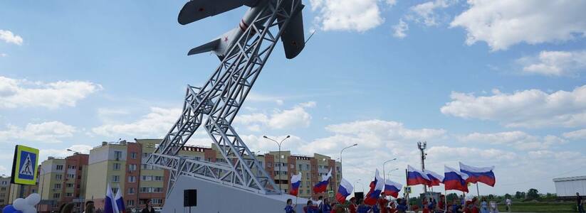 Под Самарой открыли памятник военному самолету "МиГ-17"