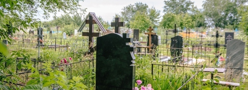 Вандалы исписали могилу погибшего на Украине росгвардейца лозунгами