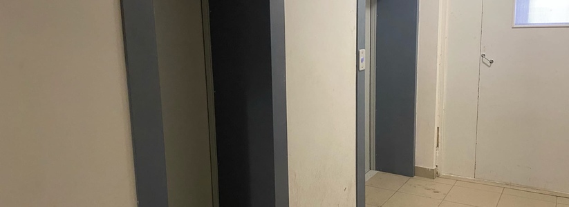 В 25-этажном доме оборвался трос лифта с мужчиной и ребёнком в кабине