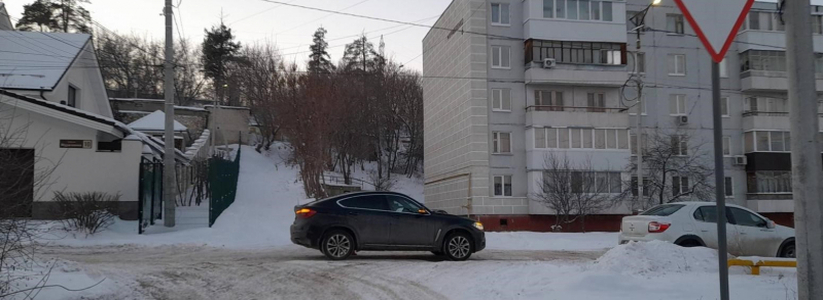 Под Тольятти подросток на снегокате попал под колеса машины