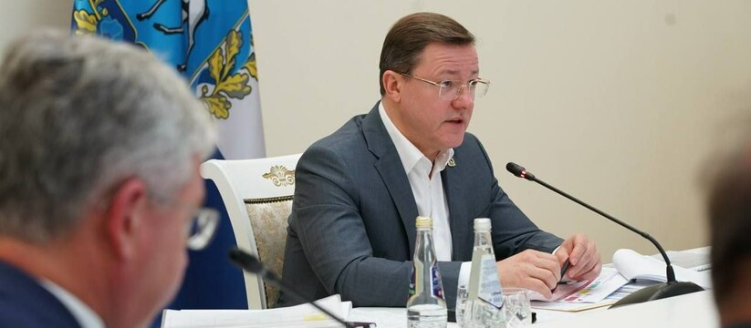 Губернатор Дмитрий Азаров провел сегодня, 19 июня, традиционное оперативное совещание, в котором принимали участие руководители министерств, ведомств, глав муниципалитетов