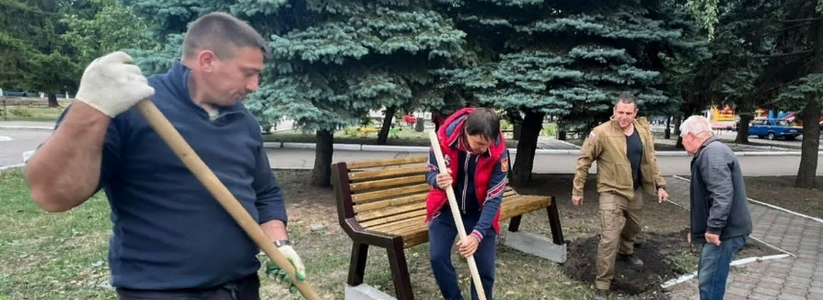Депутаты «Единой России» помогли восстановить детскую площадку в Снежном
