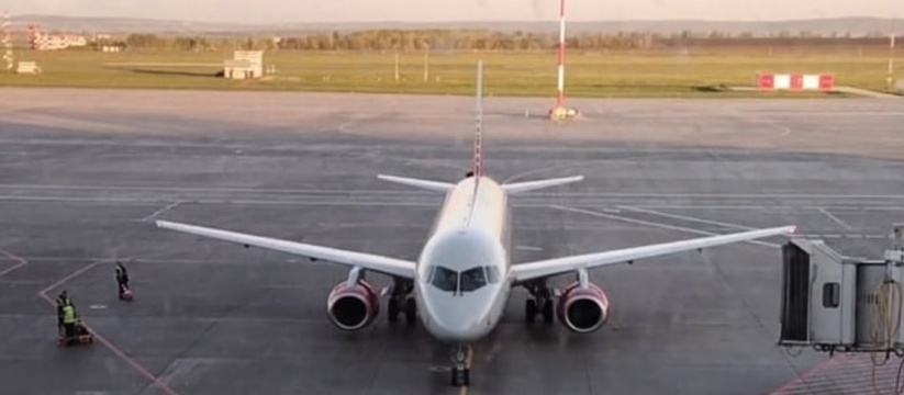 В самарский аэропорт вернули самолет из-за проблем с двигателем