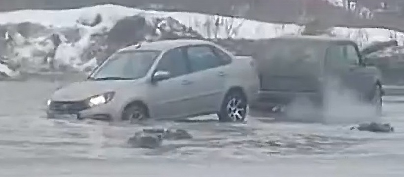 В Тольятти вода затопила проезжую часть