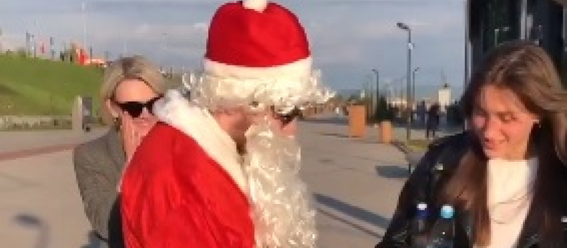 Ошибся со временем года: В Тольятти на набережной появился Дед Мороз