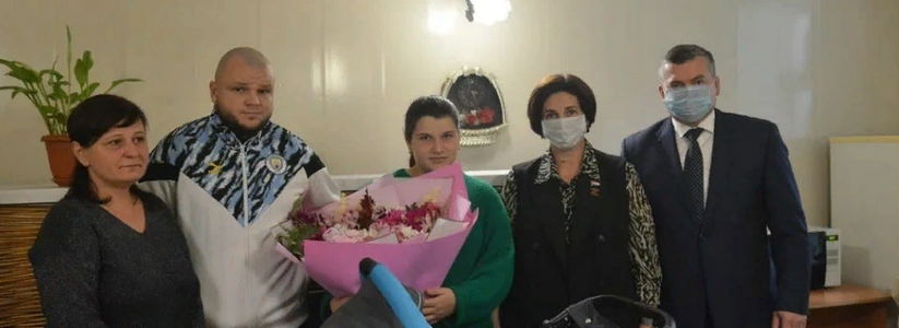 Самарские единороссы поздравили с рождением сына семью переселенцев из Харьковской области