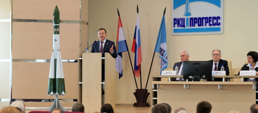 Дмитрий Азаров поздравил коллектив РКЦ "Прогресс" с Днем космонавтики 12 апреля Дмитрий Азаров поздравил коллектив РКЦ "Прогрес...