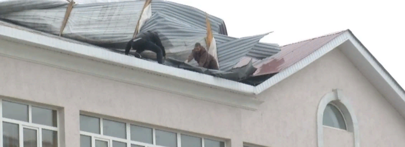 В Самарской области о время непогоды сорвало крышу жилого дома