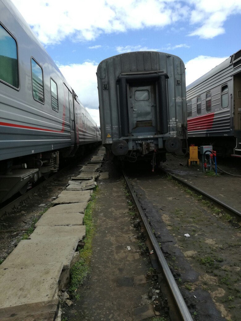 номер грузового вагона расшифровка. в поезде 5 вагонов в каждом. поезда дальнего следования ржд. люди в вагоне поезда. задачка с поездом.