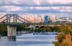 Детали и людей раскидало по мосту. На мосту в С...