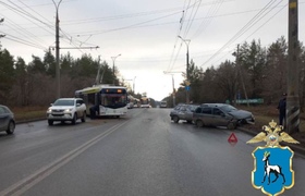 Две машины влетели в троллейбус с пассажирами в...