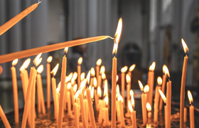 Погасшая свеча у иконы — не знак свыше, напомни...