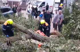 Жуткие последствия урагана в Тольятти: Упавшее ...